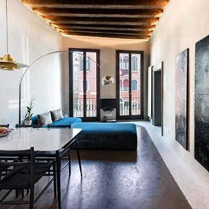 Velvet Canal View Apartment